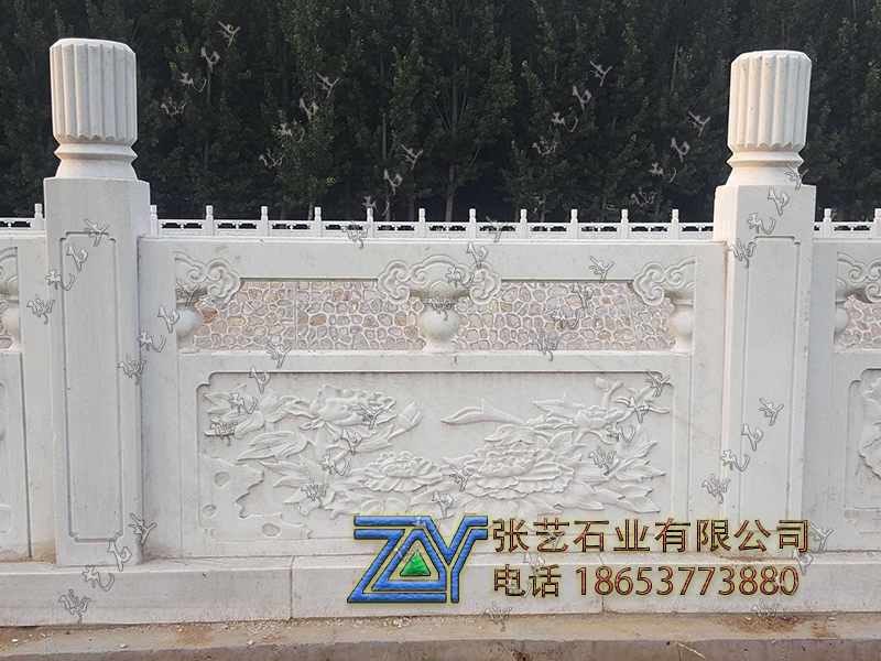 汉白玉石栏杆是一种高档建筑装饰材料，以其洁白如玉的外观、细腻的纹理和坚固的结构广泛应用于高档住宅、园林景观、寺庙、桥梁等场所。汉白玉因其独特的质感和高贵的外观深受客户喜爱，而石栏杆作为一种功能性与装饰性兼具的建筑构件，在安全防护和环境美化方面发挥了重要作用。 一、汉白玉石栏杆的尺寸 汉白玉石栏杆的尺寸可根据实际应用场景进行定制，一般标准尺寸如下： 1.立柱高度：常见立柱高度约为80cm至120cm之间，适合护栏、防护栏等场所的使用。特殊场所如桥梁或景区可以设计为更高的高度，确保安全性。 2.横梁宽度：横梁的宽度通常在5cm至15cm之间，取决于整体设计的美观性与承载需求。宽度较大时更适用于大型建筑和场景，显得稳重大气。 3.栏板高度：栏板（中间连接的部分）的高度一般在50cm至100cm之间，可根据所需的装饰效果与安全标准进行调整。 4.间距：立柱之间的间距通常为80cm至120cm，根据护栏的风格和设计需求灵活调节，既保持安全性又兼顾整体美观。 所有尺寸都可以根据场地要求和客户喜好定制，以确保与建筑风格和环境相得益彰。 二、汉白玉石栏杆的特点 1.高端美观 汉白玉以其纯白、细腻的质感著称，石栏杆由汉白玉制成，外观华丽，质感细腻，能够为建筑空间带来高贵典雅的气质。无论是用于传统古典建筑还是现代景观设计，汉白玉石栏杆都能与环境和谐融入，成为视觉焦点。 2.坚固耐用 汉白玉具有极高的硬度和抗压性能，汉白玉石栏杆不仅美观，而且非常耐用。它能够长时间抵御风吹雨打，不易受到外界环境的侵蚀，尤其适合用于户外场所。此外，汉白玉的表面经过抛光处理后，能在长期使用中保持光亮如新。 3.易于雕刻 汉白玉质地细腻，适合进行精细的雕刻。石栏杆常常采用复杂的雕刻工艺，如祥云、花卉、龙凤等图案，为建筑增添文化与艺术气息。无论是简单的直线条设计，还是复杂的雕花镂空结构，都能展现出汉白玉独特的艺术美感。 4.环保天然 汉白玉作为天然石材，不含任何有害物质，是一种环保、无污染的建筑材料。石栏杆由天然汉白玉制作，符合现代社会对健康和环保的要求。 三、应用场景 汉白玉石栏杆广泛应用于园林景观、寺庙建筑、桥梁护栏、住宅庭院等场所。其高贵的外观和卓越的物理性能，使其成为大型公共建筑和私人豪宅中常见的装饰性防护构件。不论是古典风格的建筑还是现代化的设计，汉白玉石栏杆都能提升整体的艺术与文化氛围。 汉白玉石栏杆凭借其高端美观、坚固耐用和环保特性，成为建筑装饰中备受青睐的选择。它不仅提供安全防护，还能为建筑物增添优雅与大气，成为提升整体环境品质的重要元素。